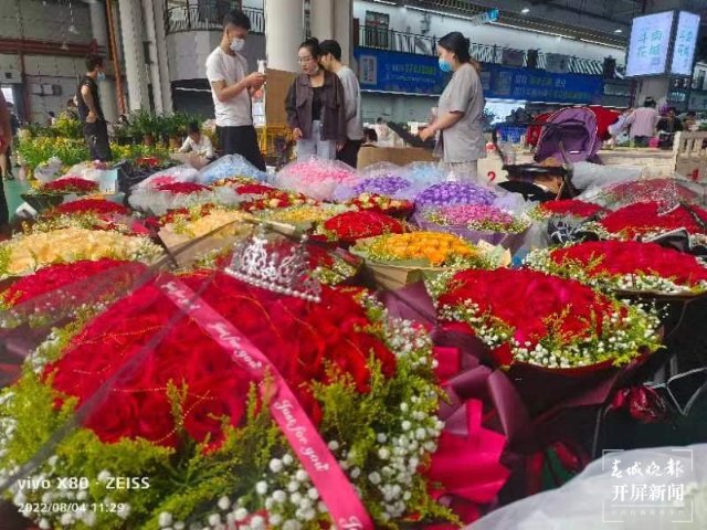 云南开屏新闻 礼品花卉销售迎来高峰，节前市场供不应求